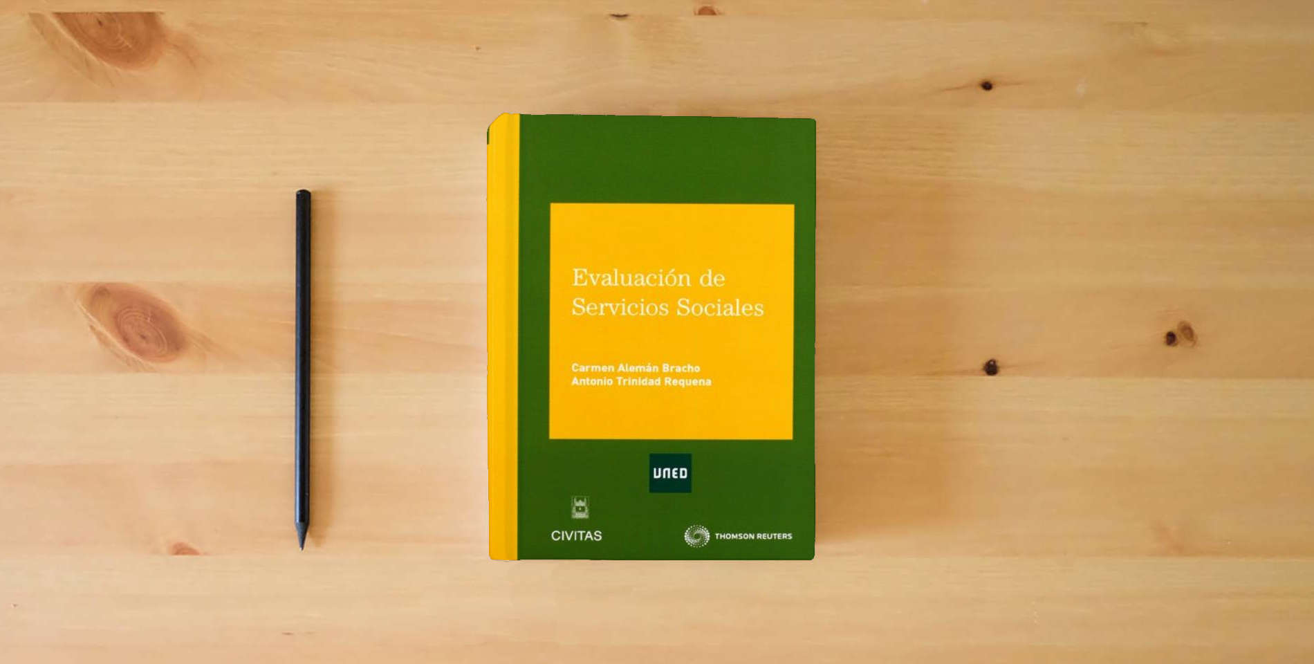 The book Evaluación de Servicios Sociales (Tratados y Manuales de Economía) is on the table