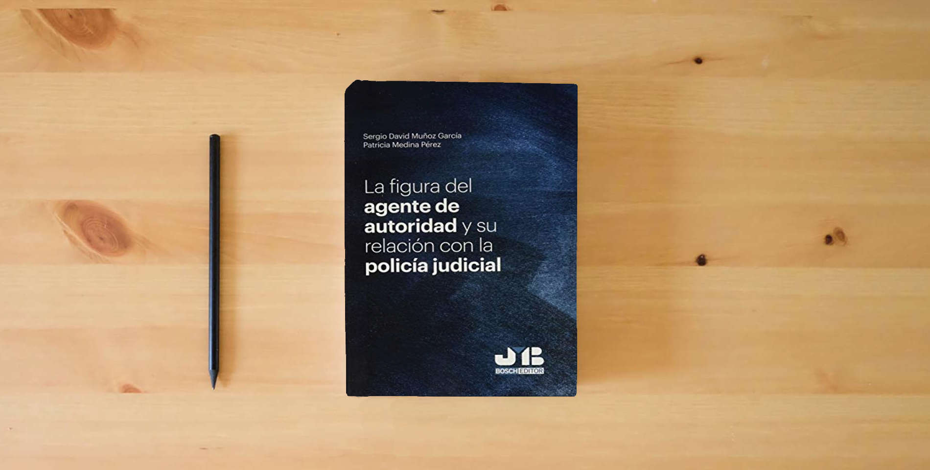 The book La figura del agente de autoridad y su relación con la policía judicial (BOSCH) is on the table