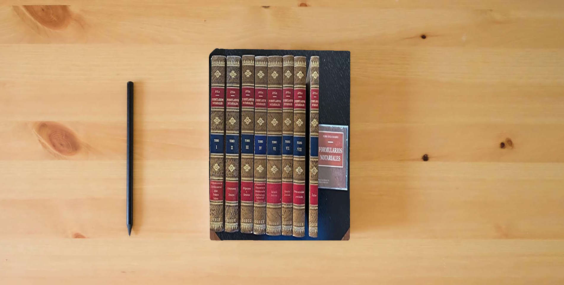 The book ****Formularios Notariales(9Vols+Cd-Rom) (SIN COLECCION) is on the table