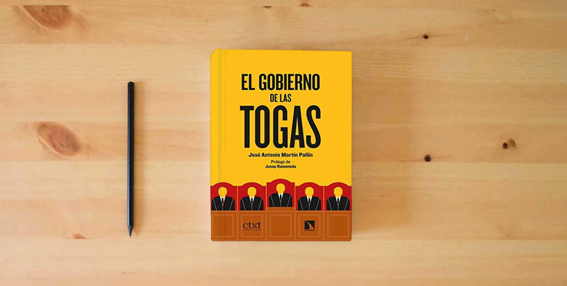 The book El gobierno de las togas: 805 (COLECCION MAYOR) is on the table
