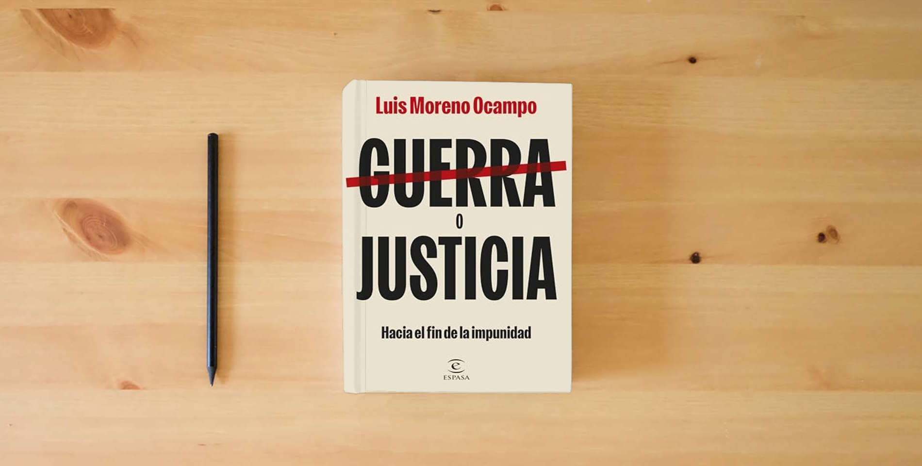 The book Guerra o justicia: Hacia el fin de la impunidad (NO FICCIÓN) is on the table