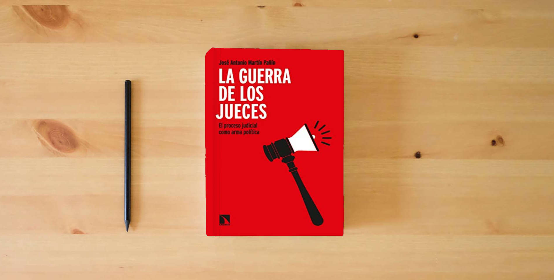 The book La guerra de los jueces: El proceso judicial como arma política: 899 (COLECCION MAYOR) is on the table