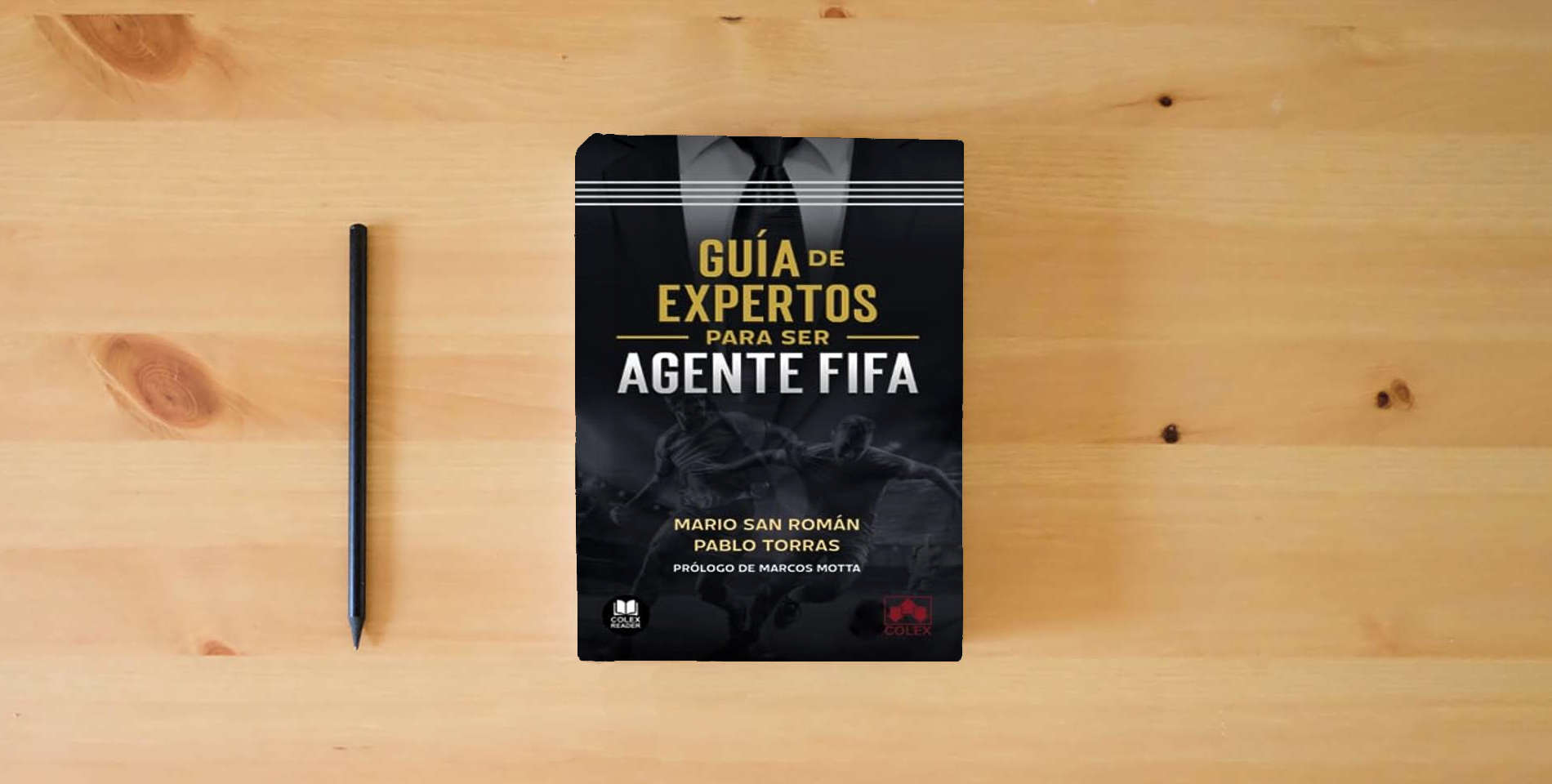 The book Guía de expertos para ser agente FIFA (Bolsillo) is on the table