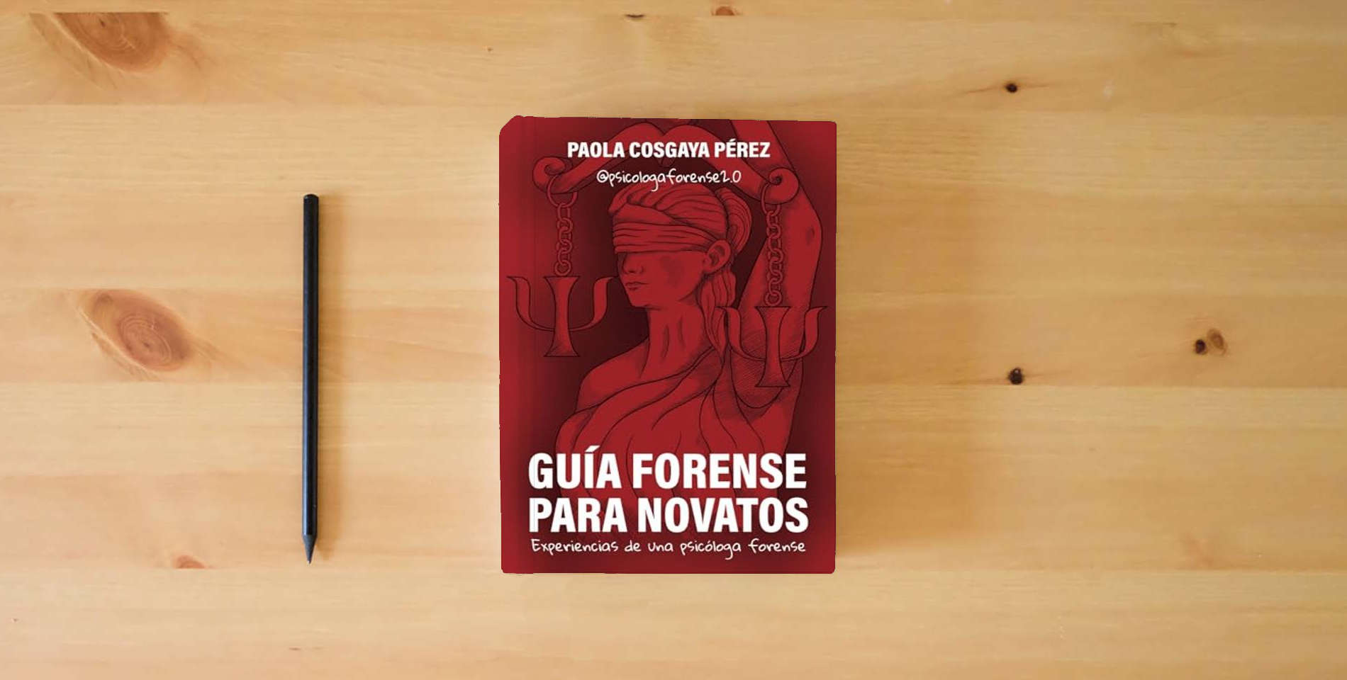 The book Guía forense para novatos: Experiencias de una psicóloga forense is on the table