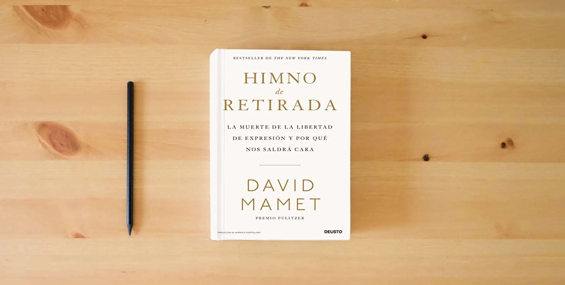 The book Himno de retirada: La muerte de la libertad de expresión y por qué nos saldrá cara (Deusto) is on the table
