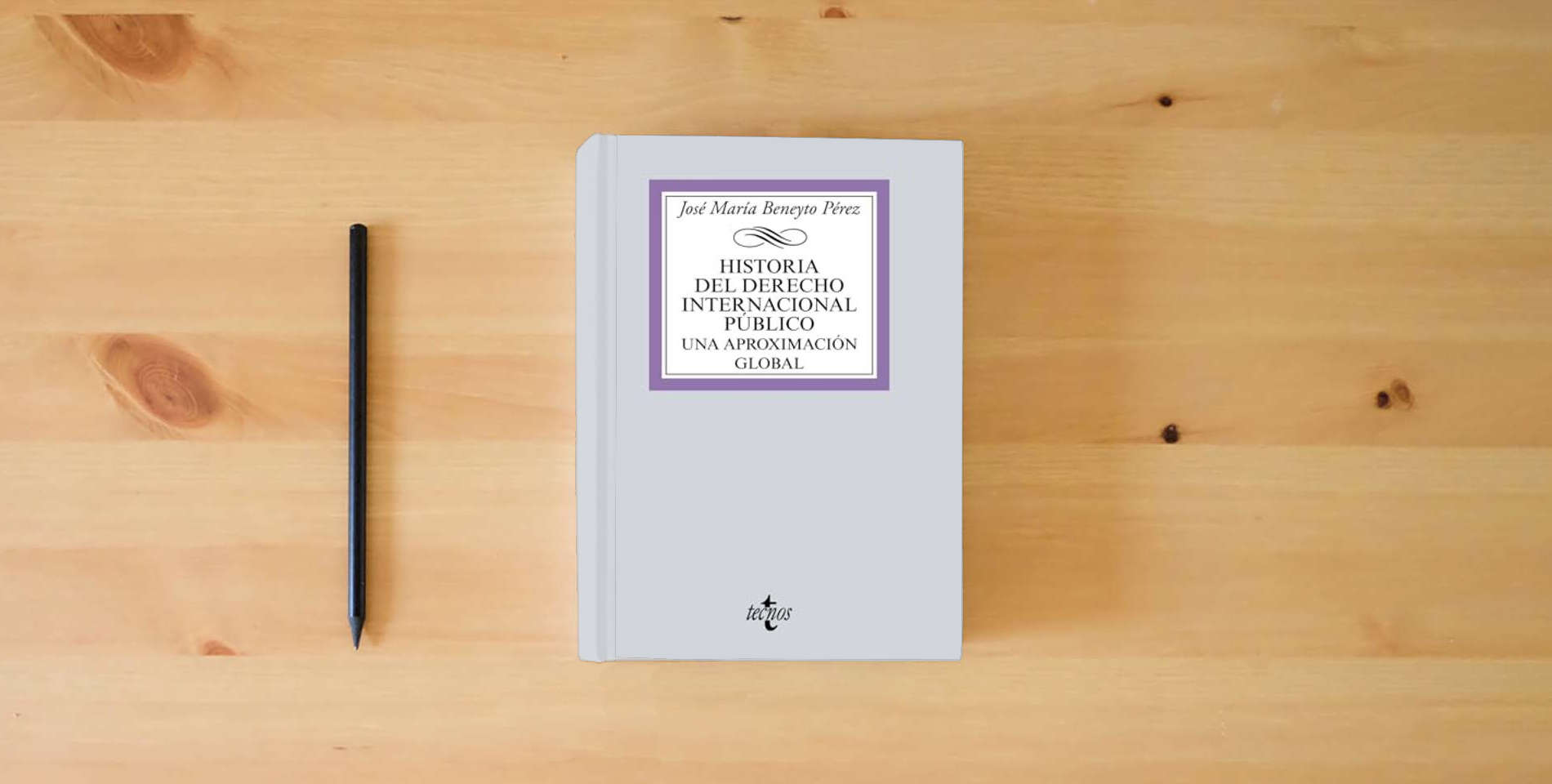The book Historia del Derecho Internacional Público: Una aproximación global (Derecho - Biblioteca Universitaria de Editorial Tecnos) is on the table