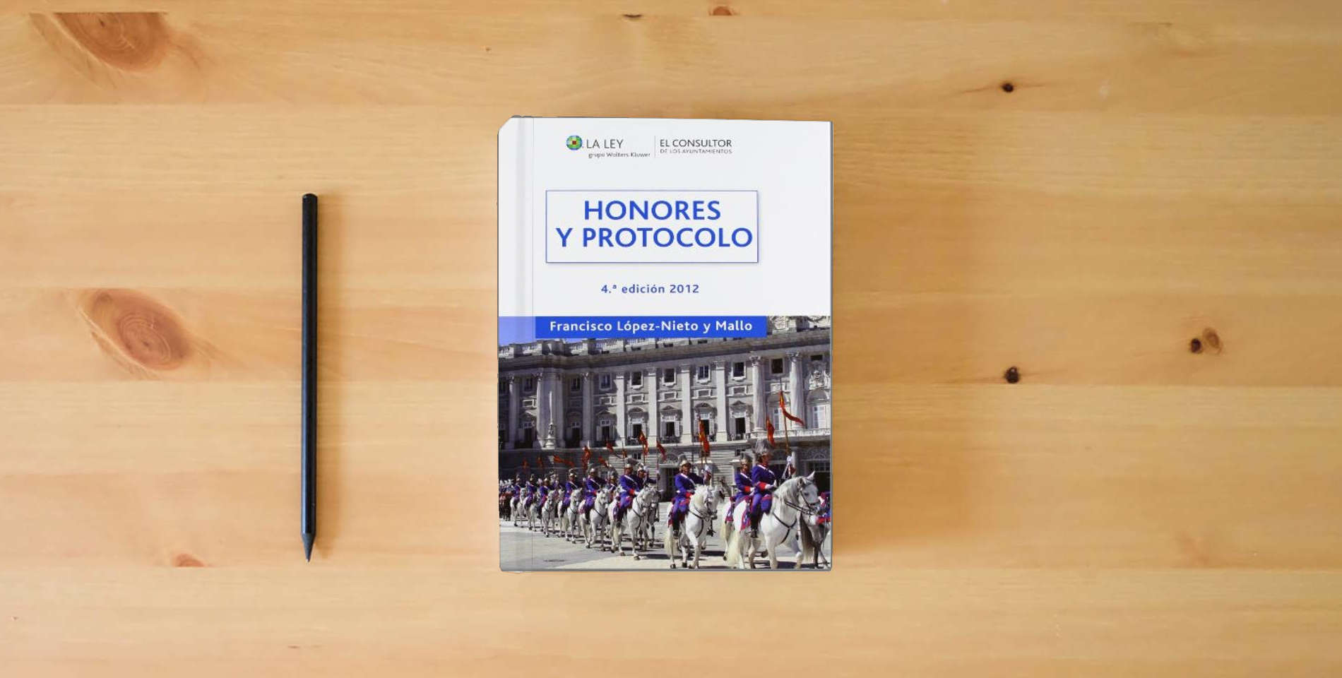 The book Honores y protocolo (4.ª edición) (SIN COLECCION) is on the table