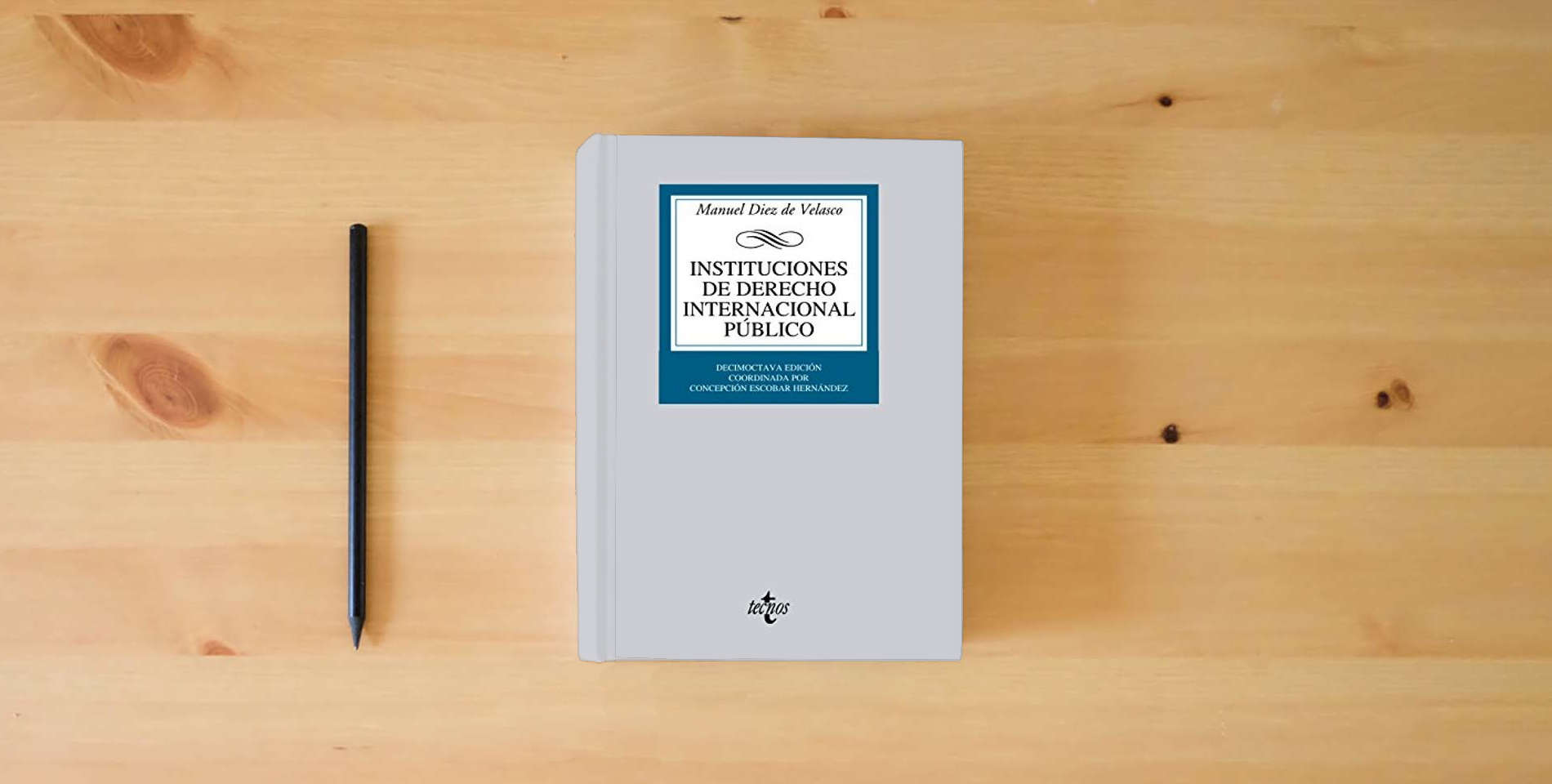 The book Instituciones de Derecho Internacional público (Derecho - Biblioteca Universitaria de Editorial Tecnos) is on the table