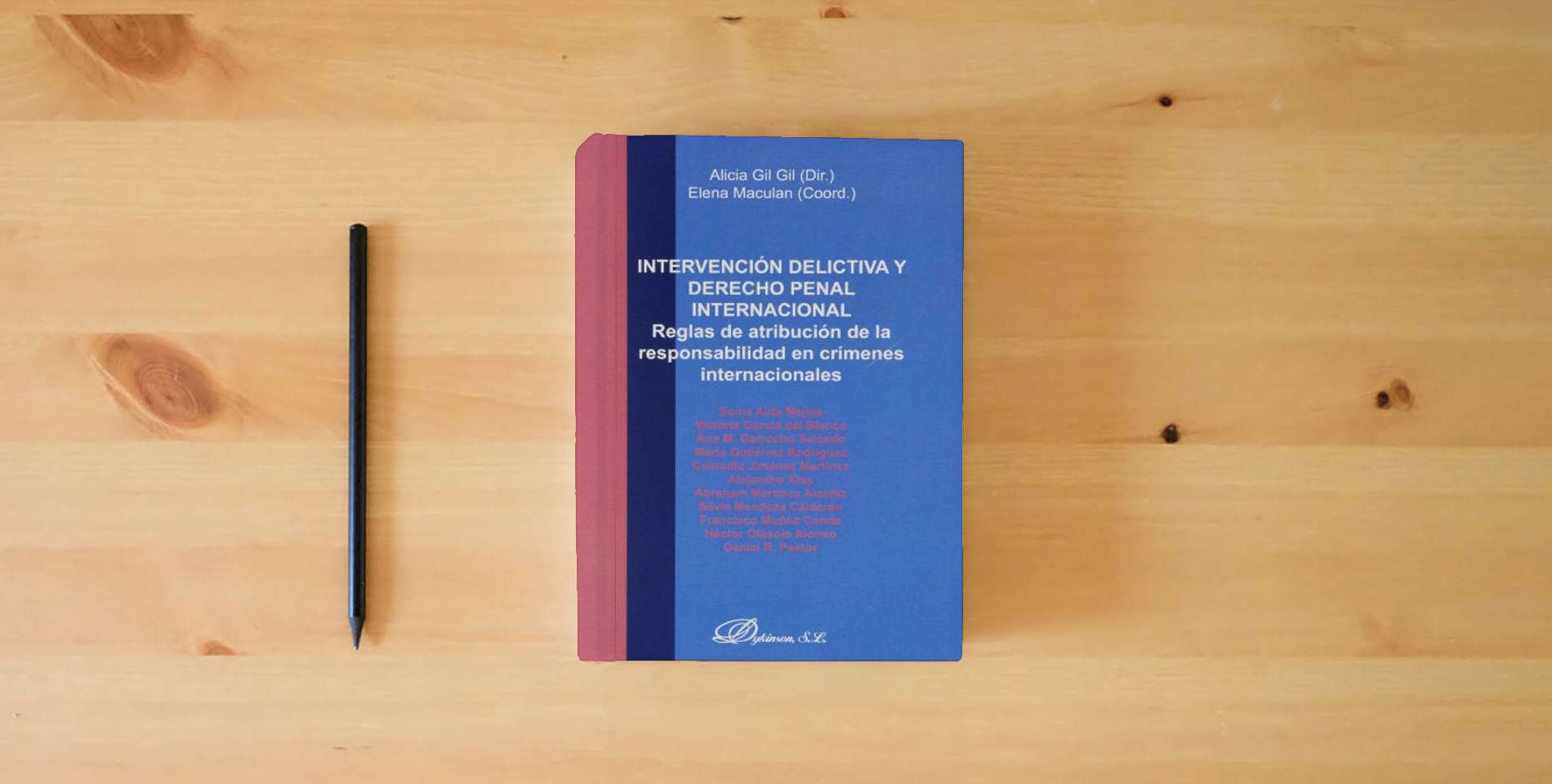 The book Intervención delictiva y derecho penal internacional (SIN COLECCION) is on the table