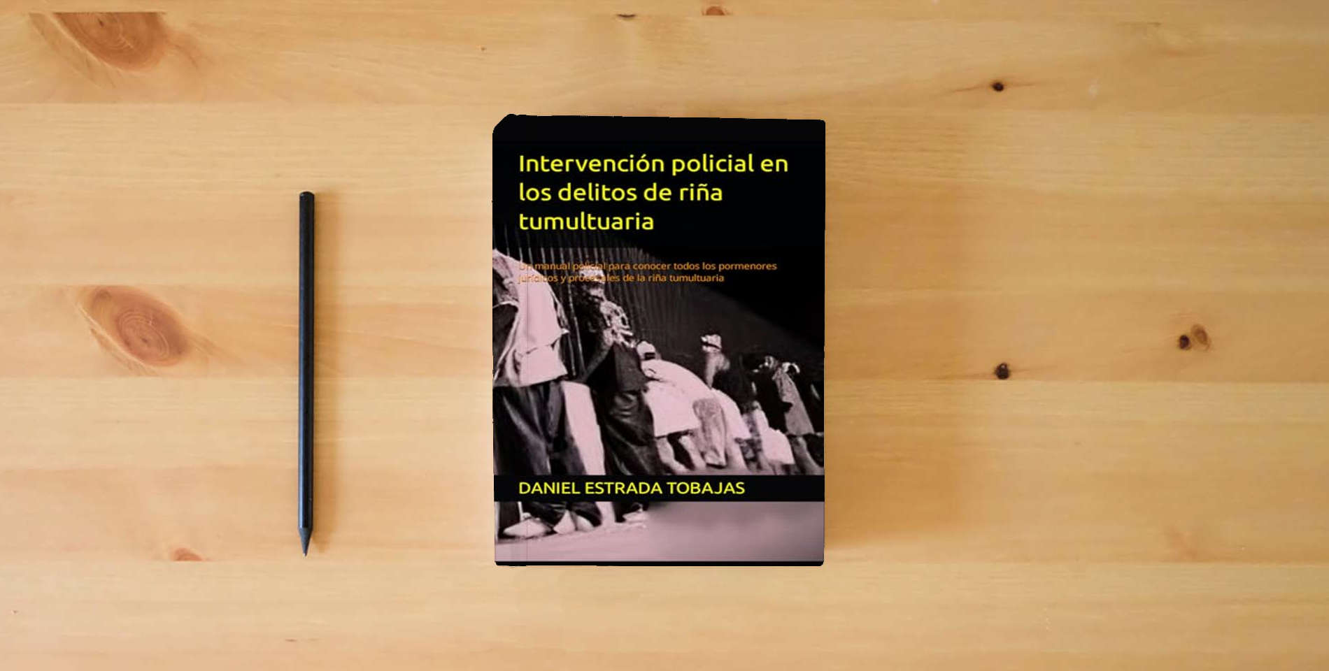 The book Intervención policial en los delitos de riña tumultuaria: Un manual policial para conocer todos los pormenores jurídicos y procesales de la riña tumultuaria is on the table
