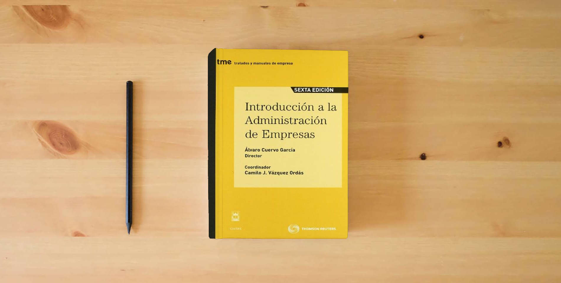 The book Introducción a la administración de empresas: Incluye CD (Tratados y Manuales de Empresa) is on the table