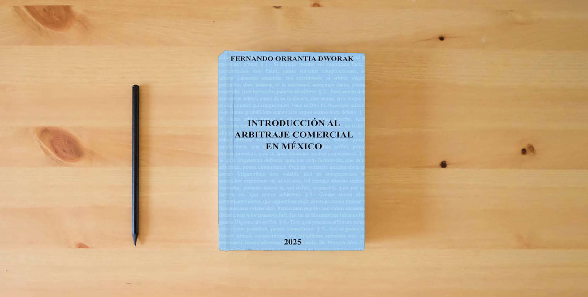 The book Introducción al arbitraje comercial en México is on the table