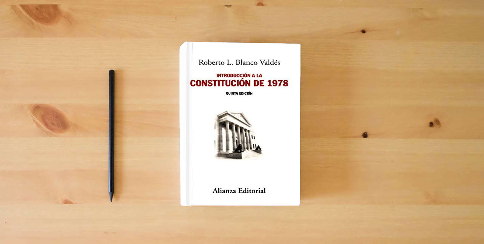 The book Introducción a la Constitución de 1978: Nueva edición (Alianza Ensayo) is on the table