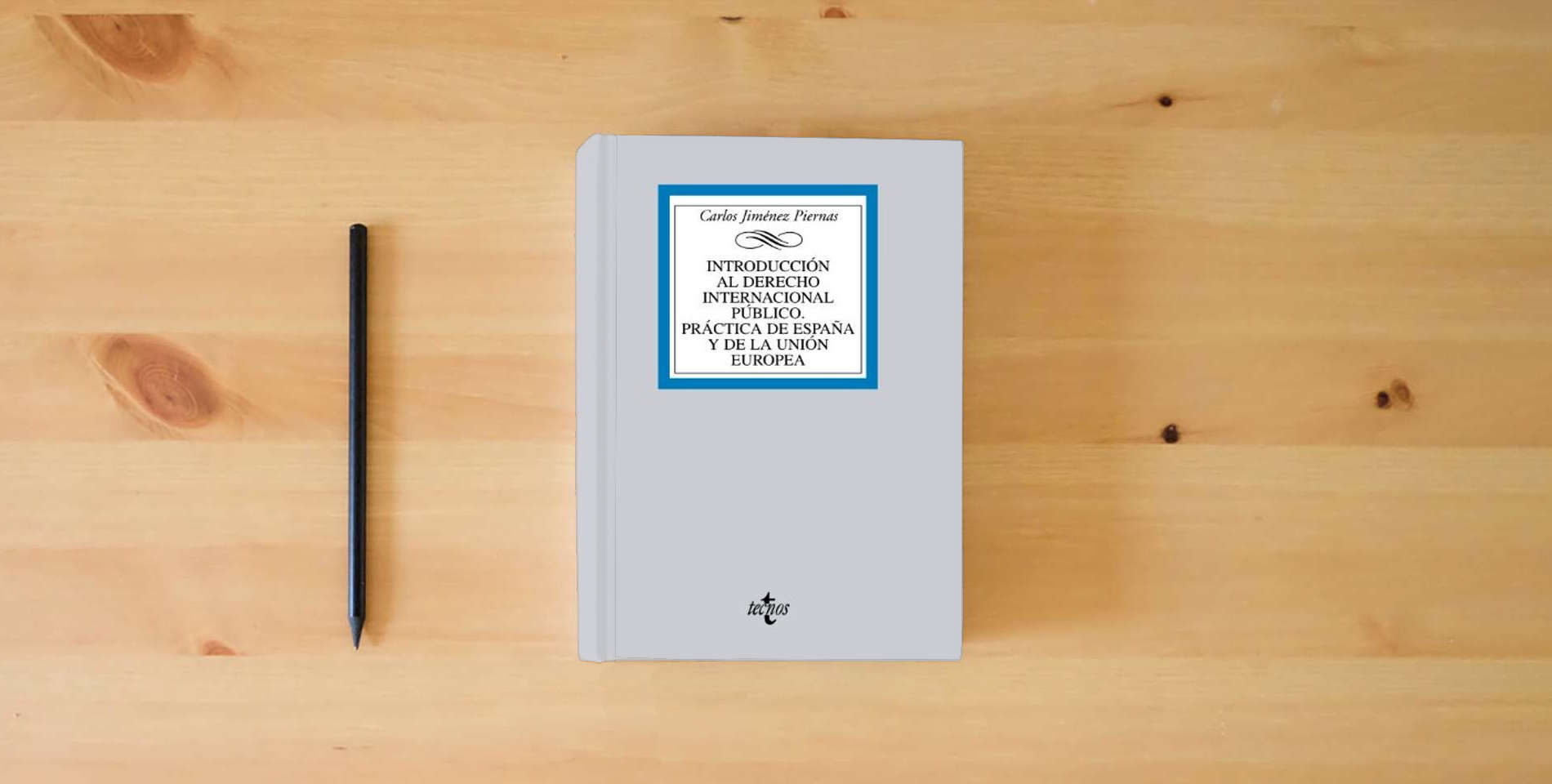 The book Introducción al Derecho Internacional Público. Práctica de España y de la Unión Europea (Derecho - Biblioteca Universitaria de Editorial Tecnos) is on the table