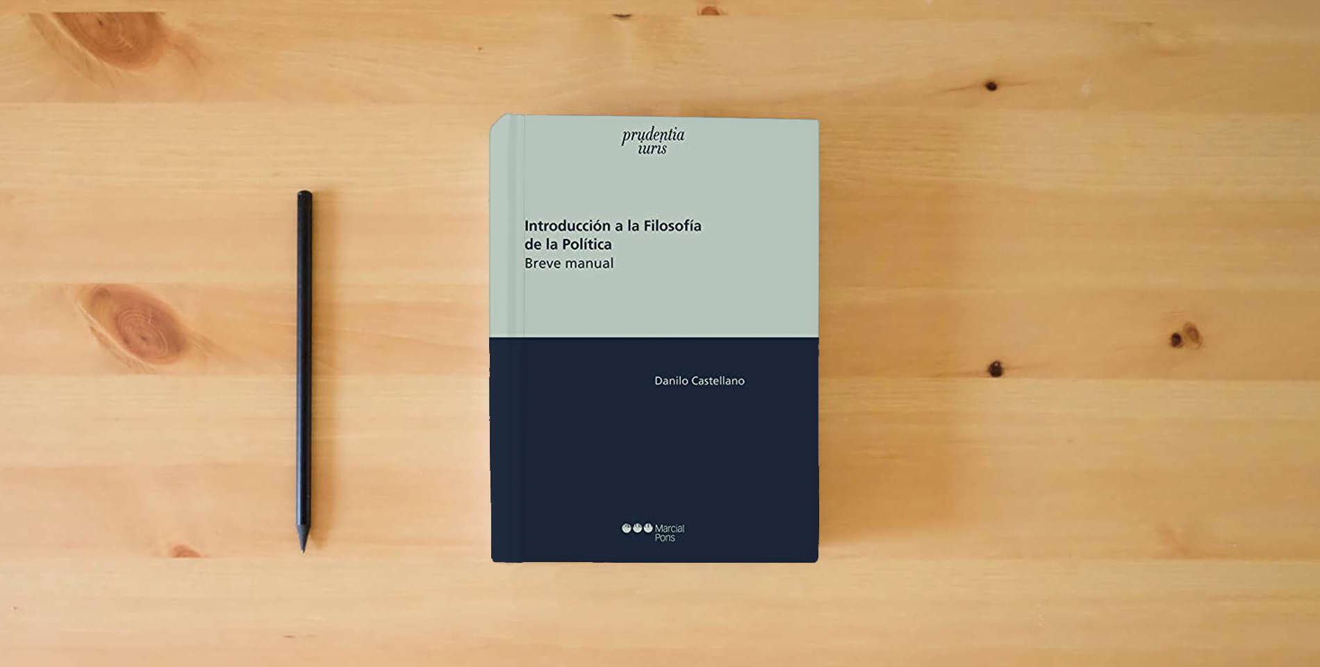 The book Introducción a la filosofía de la política: Breve manual (Prudentia iuris) is on the table