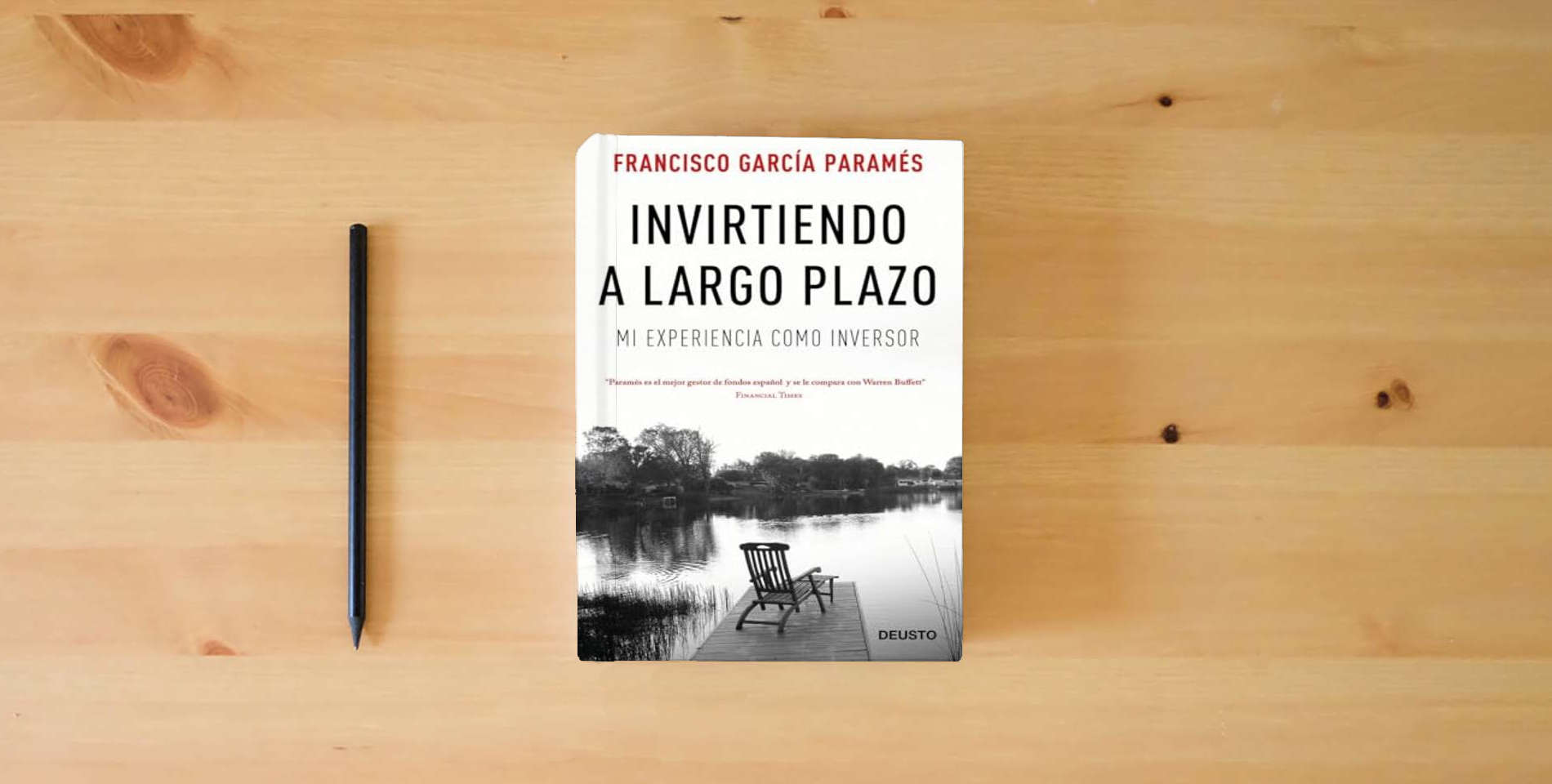 The book Invirtiendo a largo plazo: Mi experiencia como inversor (Deusto) is on the table