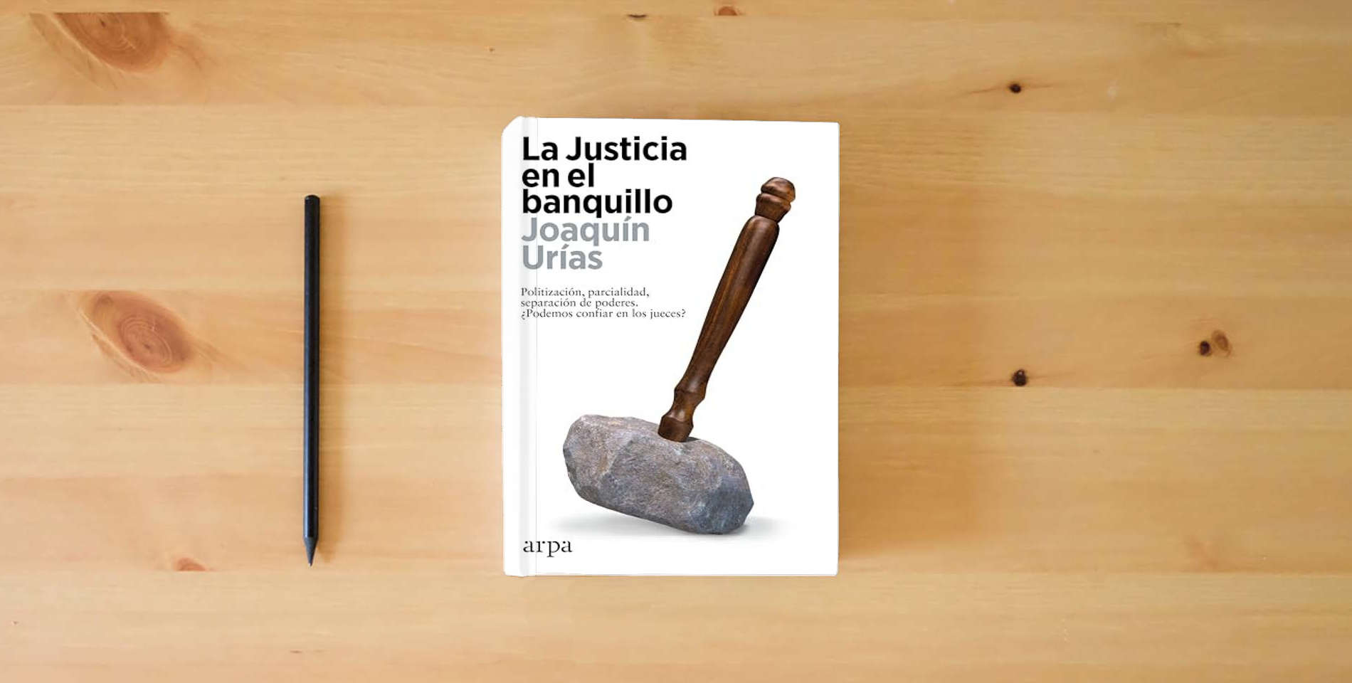 The book La Justicia en el banquillo (Ensayo) is on the table