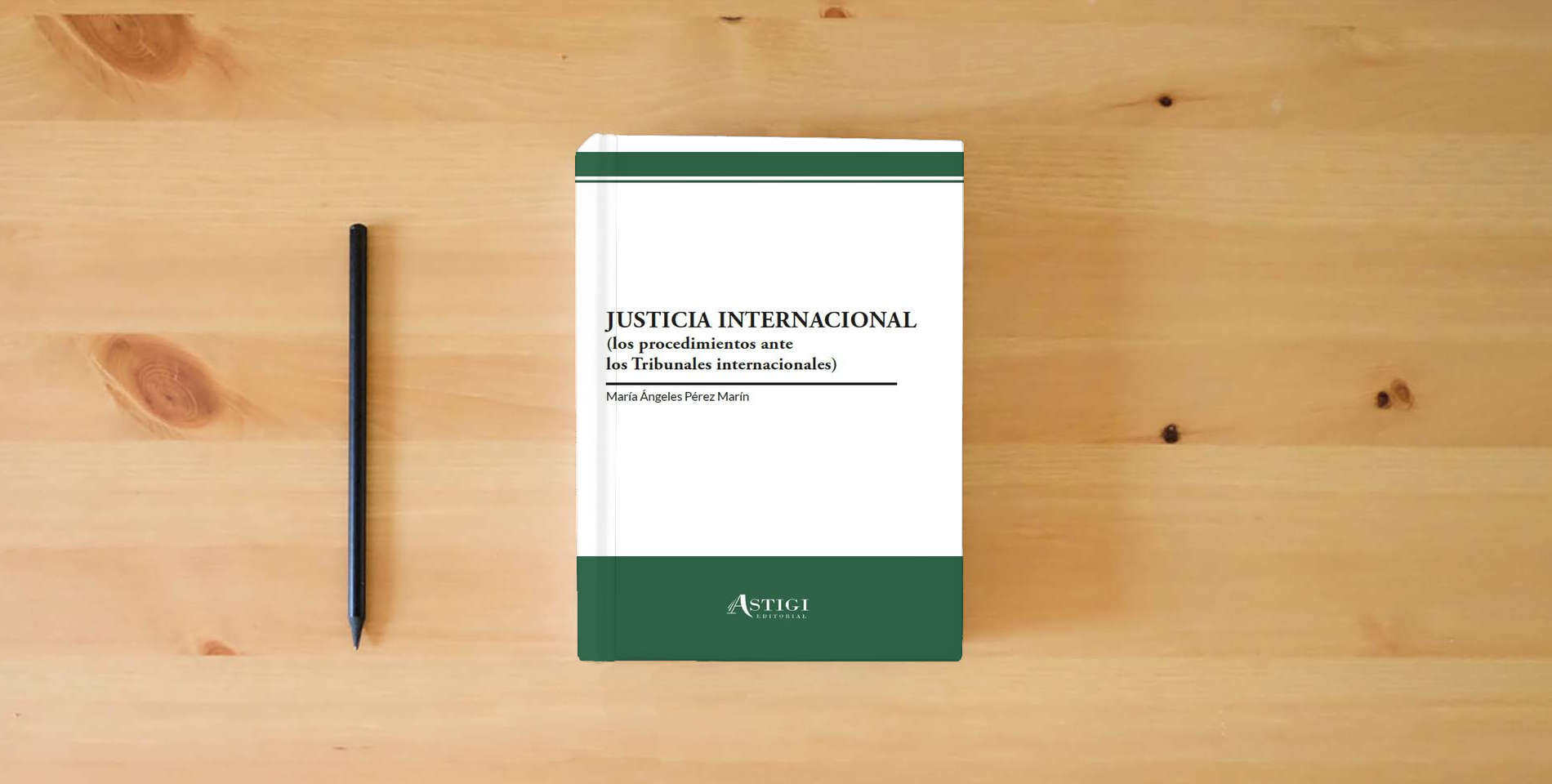 The book Justicia internacional: Los procedimientos ante los Tribunales internacionales is on the table