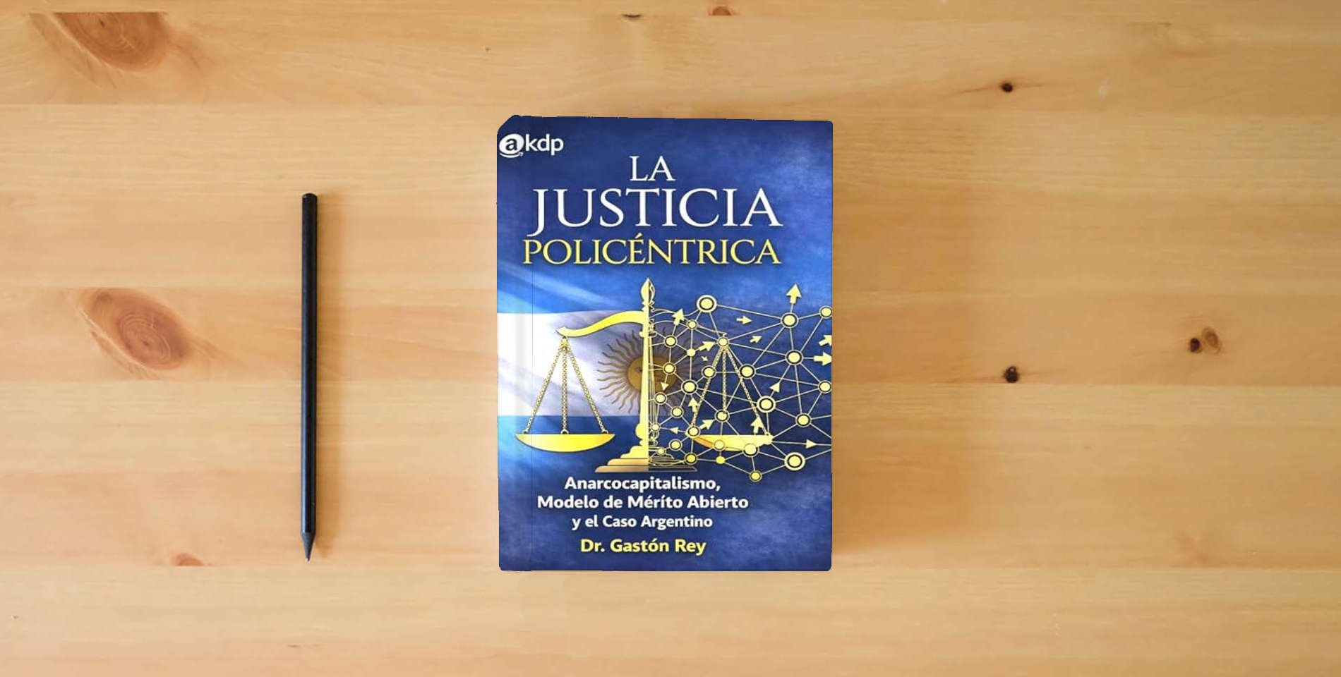 The book LA JUSTICIA POLICÉNTRICA: Anarcocapitalismo, Modelo de Mérito Abierto y el Caso Argentino is on the table