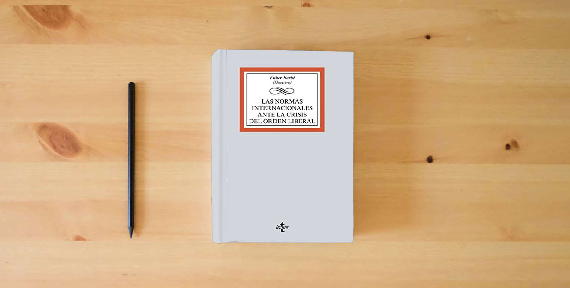 The book Las normas internacionales ante la crisis del orden liberal (Derecho - Biblioteca Universitaria de Editorial Tecnos) is on the table