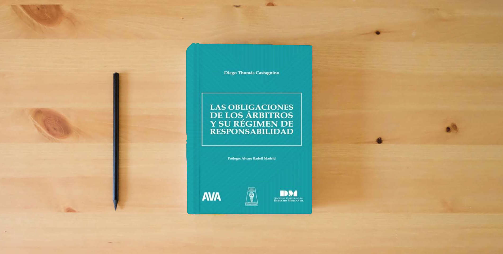 The book Las obligaciones de los árbitros y su régimen de responsabilidad is on the table