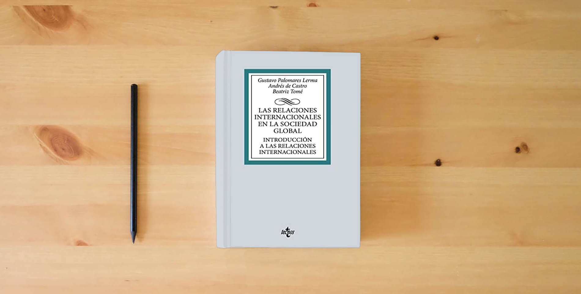 The book Las relaciones internacionales en la sociedad global: Introducción a las Relaciones Internacionales (Derecho - Biblioteca Universitaria de Editorial Tecnos) is on the table