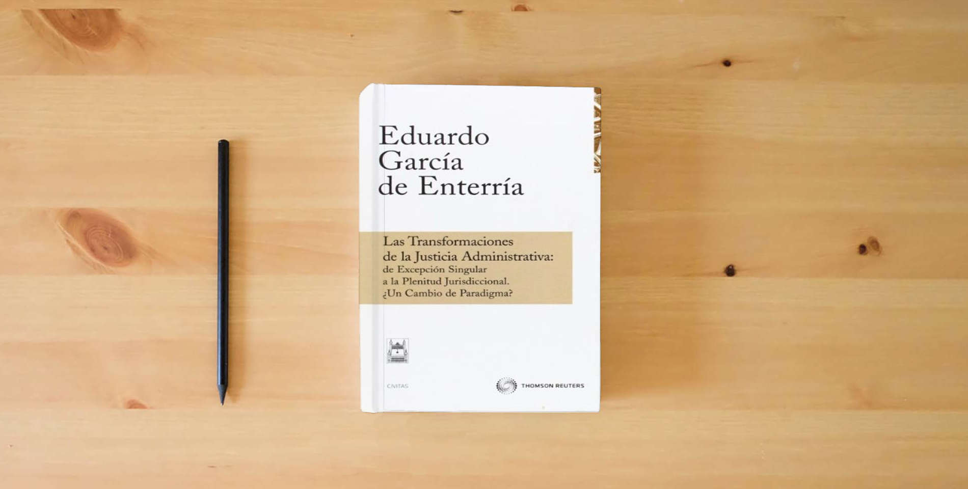 The book Las transformaciones de la justicia administrativa: de excepción singular a la plenitud jurisdiccional. ¿un cambio de paradigma? (Cuadernos) is on the table