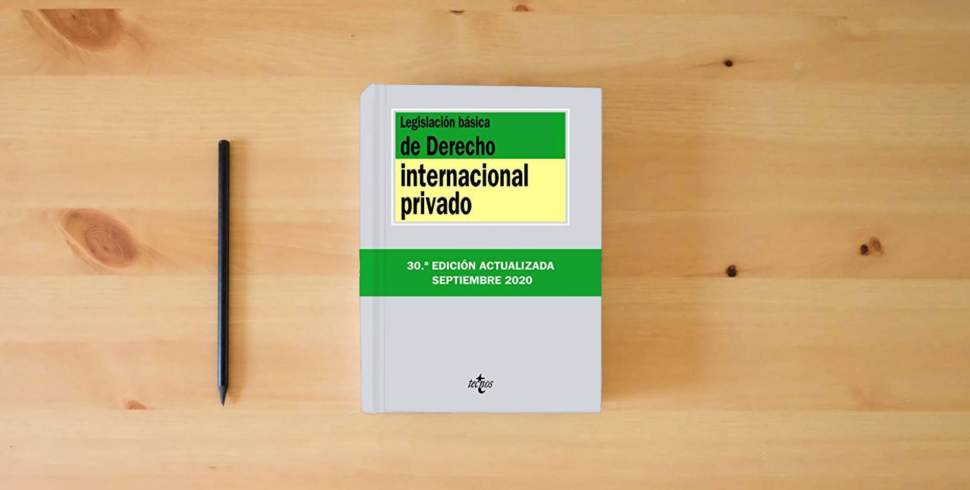 The book Legislación básica de Derecho Internacional privado (Derecho - Biblioteca de Textos Legales) is on the table