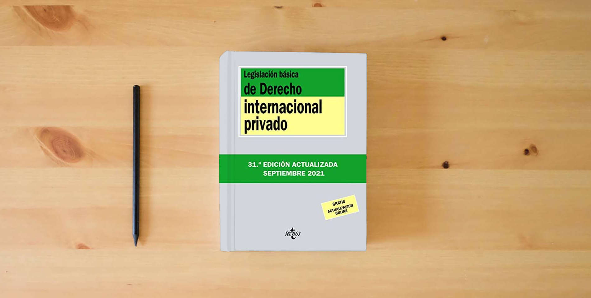 The book Legislación básica de Derecho Internacional privado (Derecho - Biblioteca de Textos Legales) is on the table