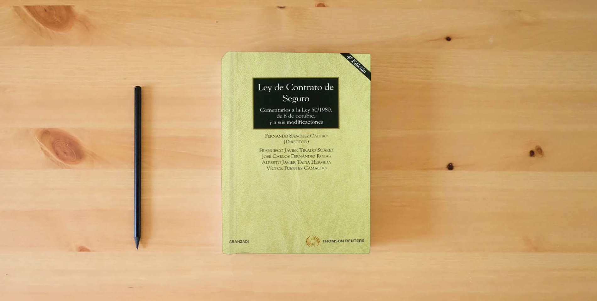 The book Ley de Contrato de Seguro - Comentarios a la Ley 50/1980, de 8 de octubre, y a sus modificaciones: 103 (Gran Tratado) is on the table