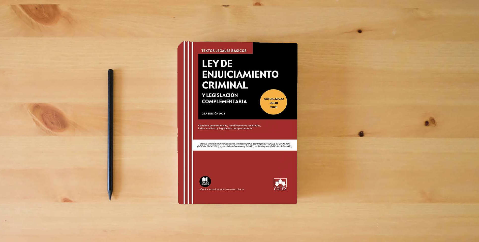 The book Ley de Enjuiciamiento Criminal y Legislación Complementaria: Contiene concordancias, modificaciones resaltadas, índice analítico y legislación complementaria (TEXTO LEGAL BASICO) is on the table