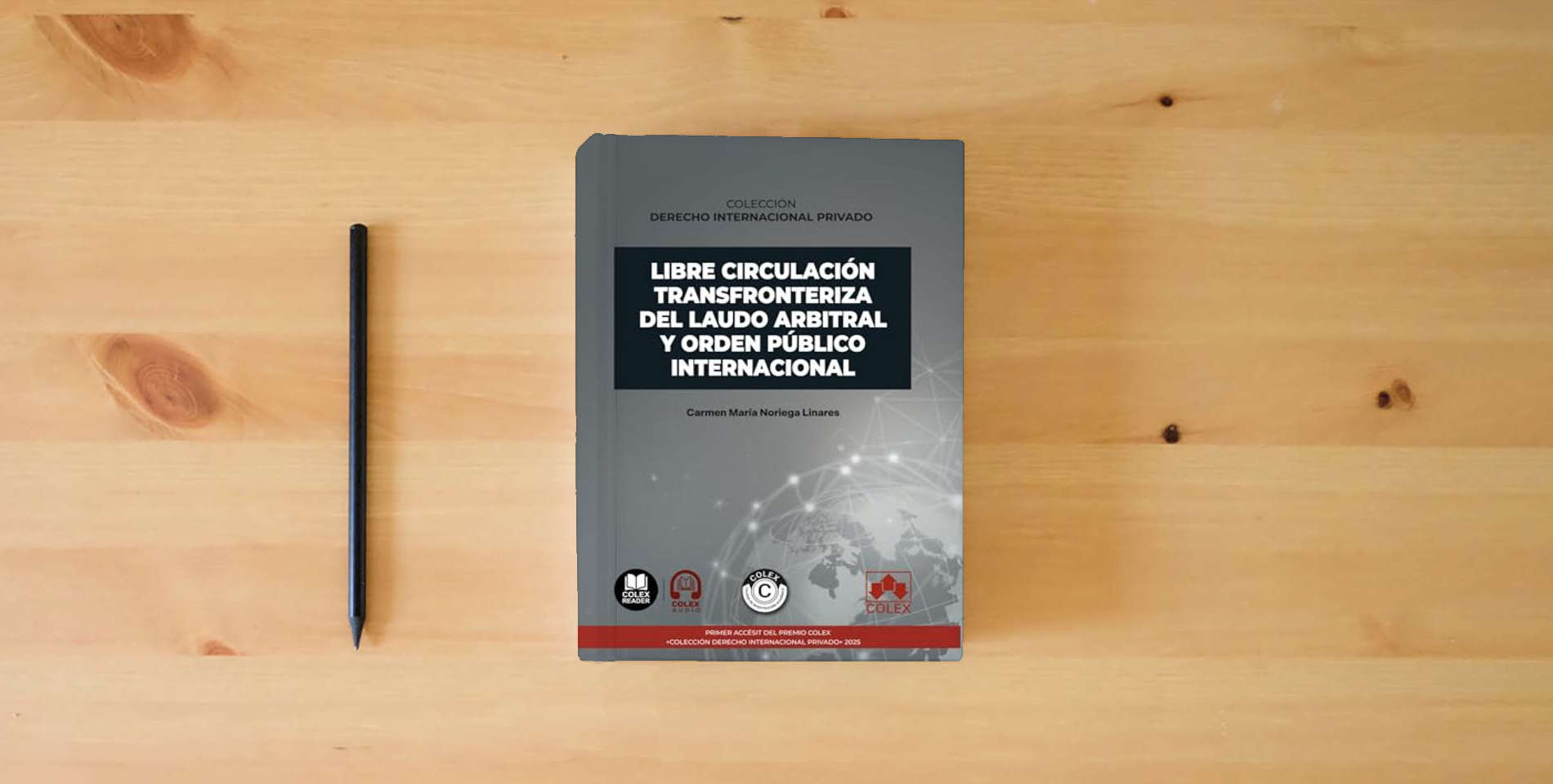 The book Libre circulación transfronteriza del laudo arbitral y orden público internacional: COLECCIÓN «DERECHO INTERNACIONAL PRIVADO» (monografico) is on the table