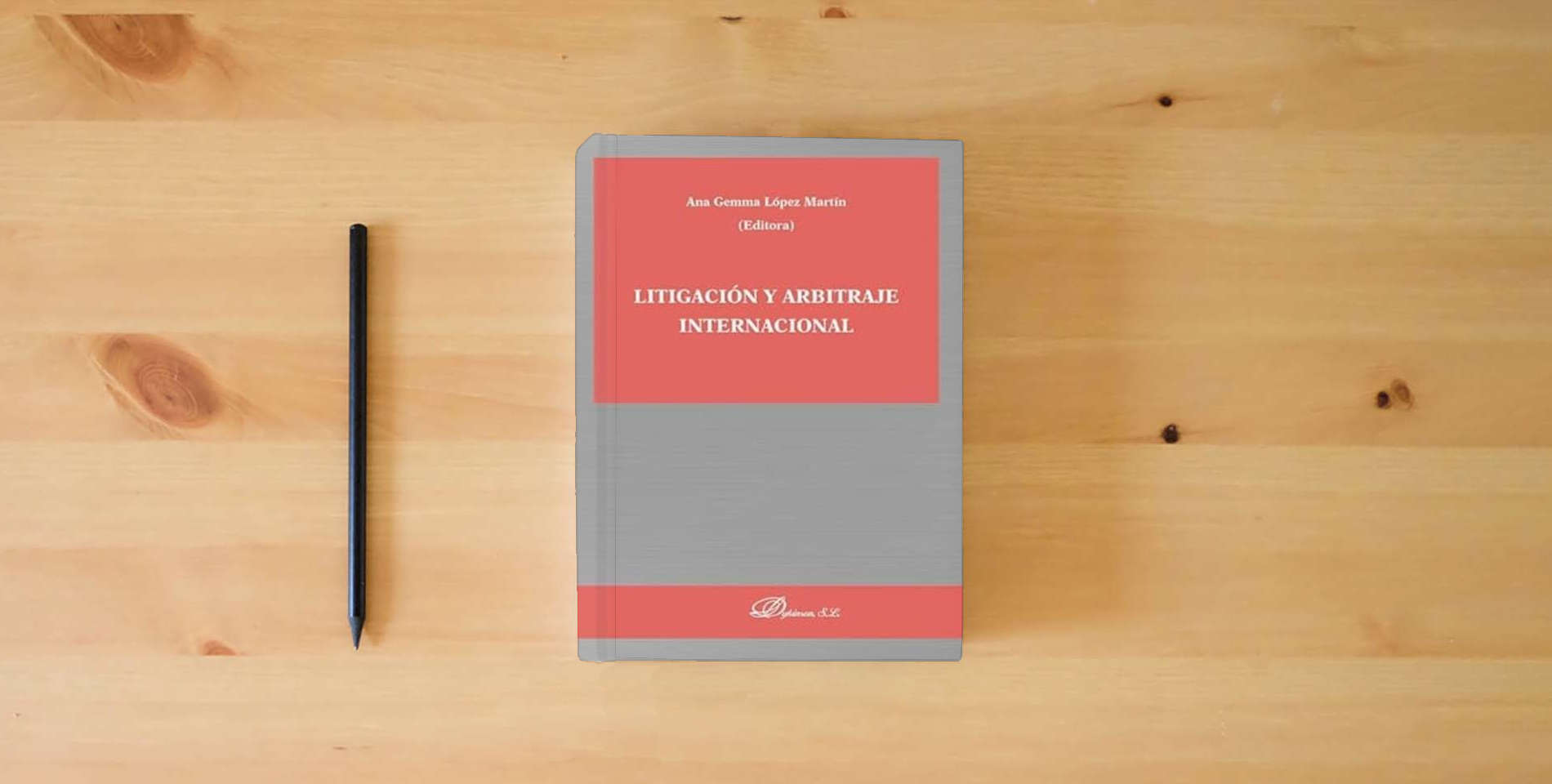 The book Litigación y arbitraje internacional is on the table