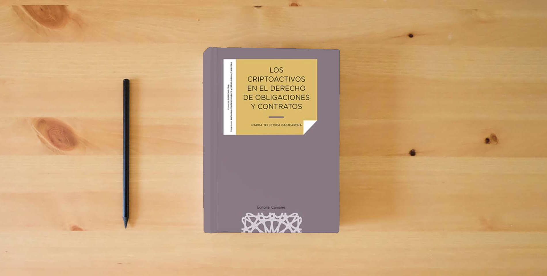 The book Los criptoactivos en el derecho de obligaciones y contratos (DERECHO CIVIL) is on the table