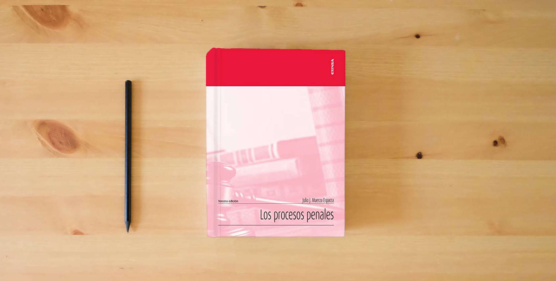 The book Los procesos penales (Apuntes) is on the table