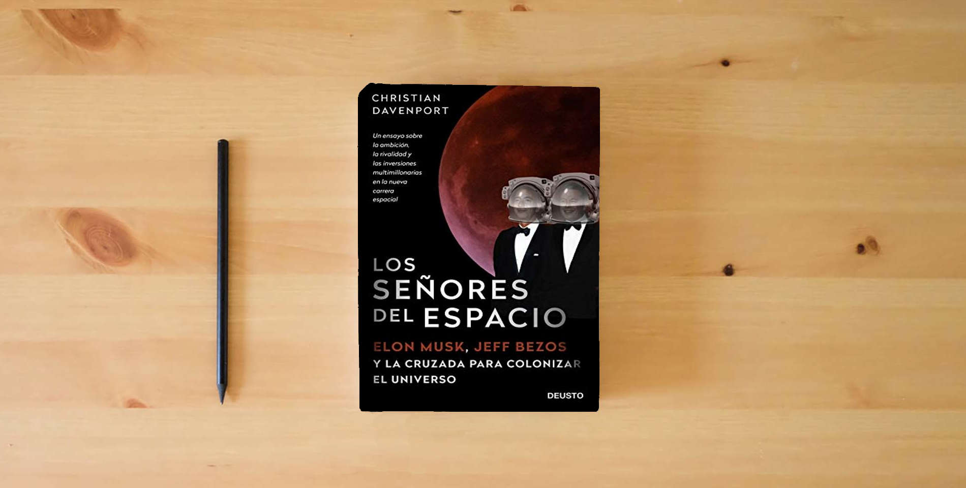 The book Los señores del espacio: Elon Musk, Jeff Bezos y la cruzada para colonizar el universo (Deusto) is on the table