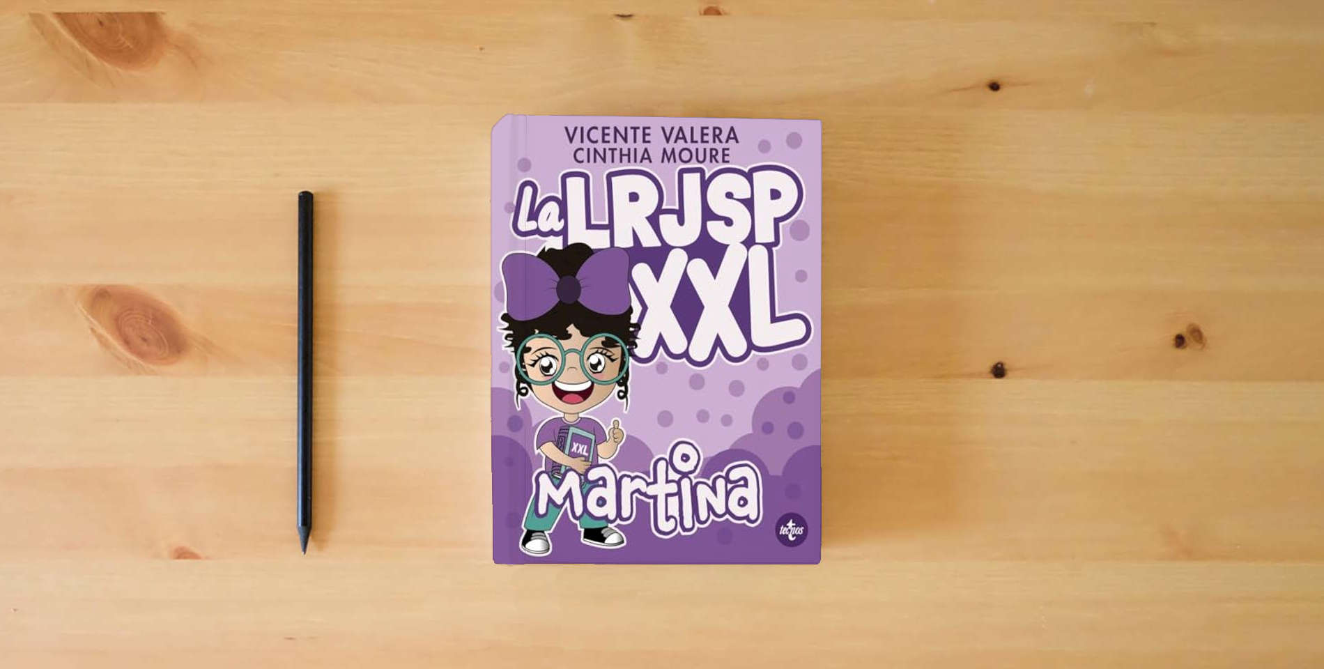The book La LRJSP Martina XXL: Ley 40/2015, de 1 de octubre, del Régimen Jurídico del Sector Público (Derecho - Práctica Jurídica) is on the table