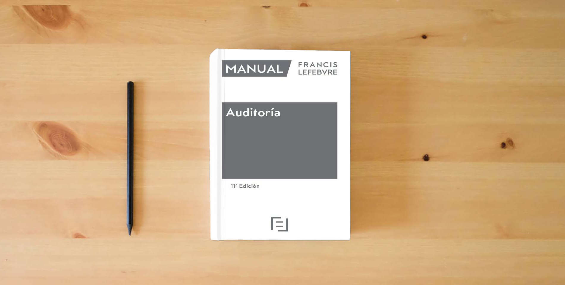 The book Manual de Auditoría 2024 is on the table