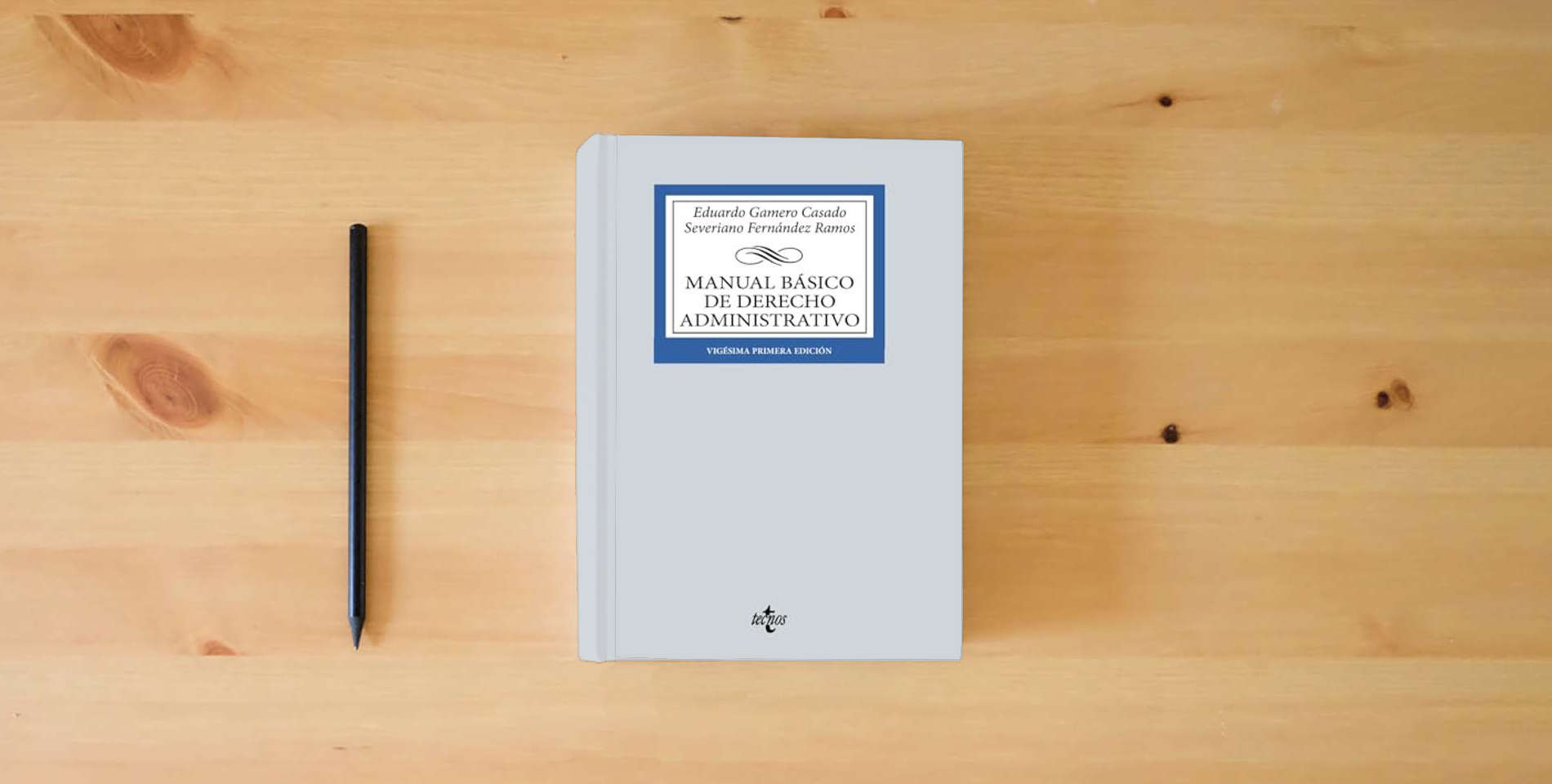 The book Manual básico de Derecho Administrativo (Derecho - Biblioteca Universitaria de Editorial Tecnos) is on the table