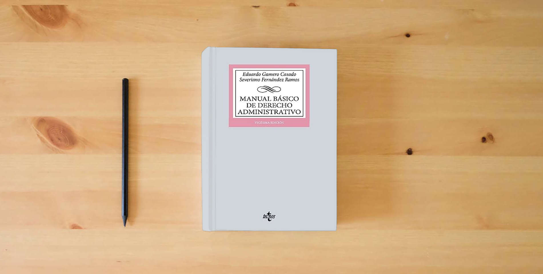 The book Manual básico de Derecho Administrativo (Derecho - Biblioteca Universitaria de Editorial Tecnos) is on the table