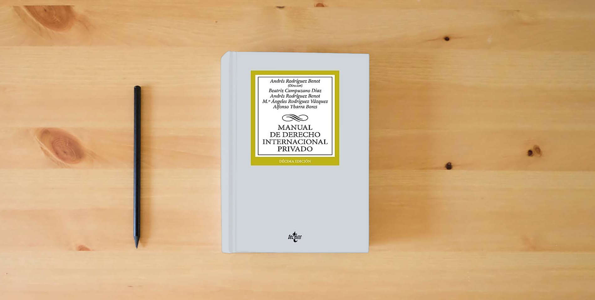 The book Manual de Derecho Internacional privado (Derecho - Biblioteca Universitaria de Editorial Tecnos) is on the table