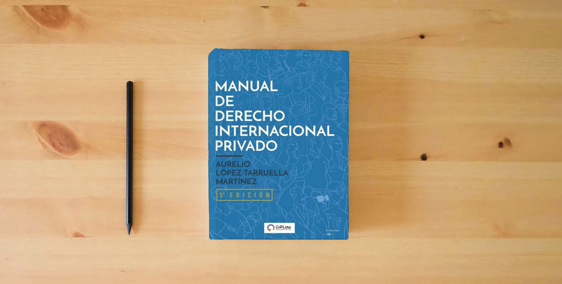 The book Manual de Derecho internacional privado is on the table