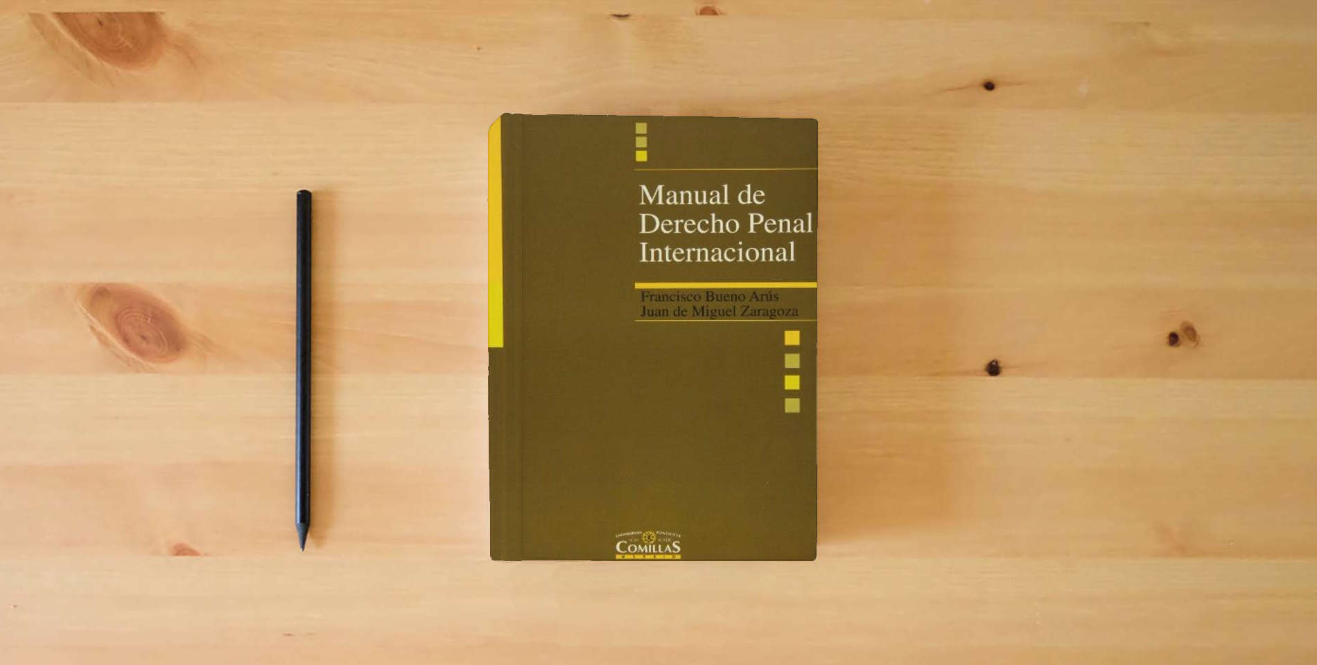 The book Manual de Derecho Penal Internacional: 26 (Colección Jurídica) is on the table