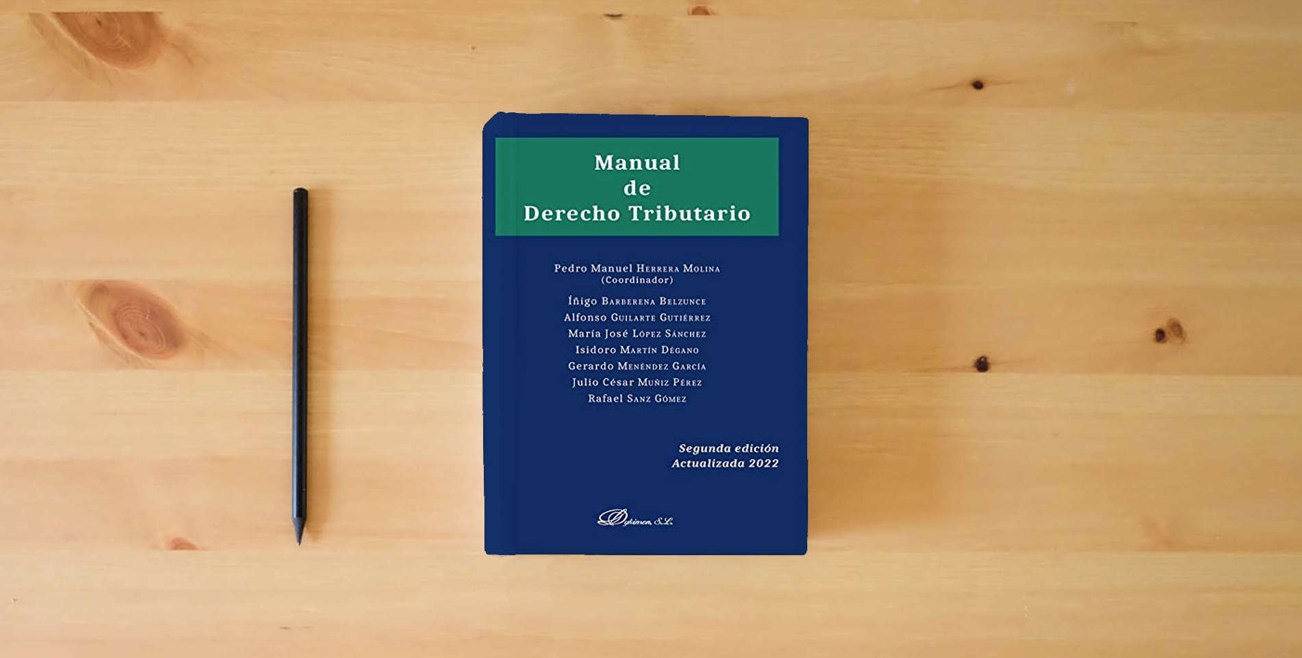 The book Manual de Derecho Tributario (SIN COLECCION) is on the table