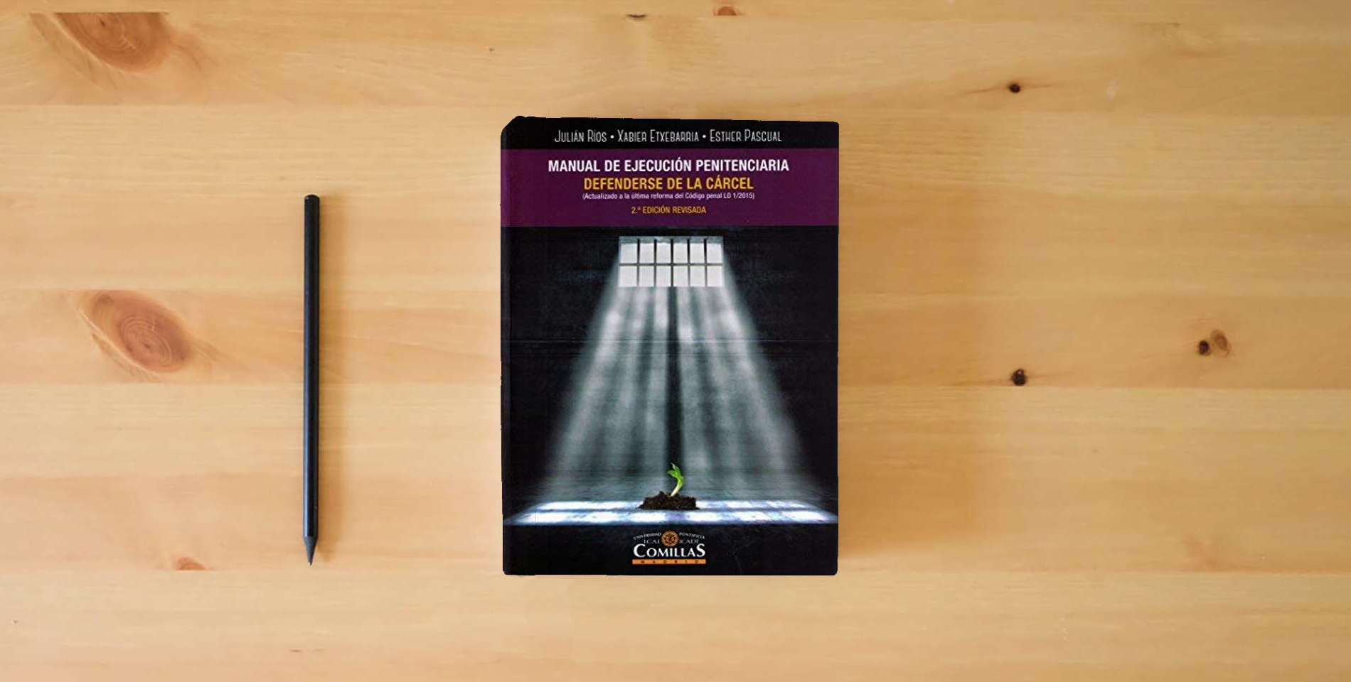 The book Manual de ejecución penitenciaria. Defenderse de la carcel (2ª ed. - 2018): Defenderse de la cárcel (SIN COLECCION) is on the table