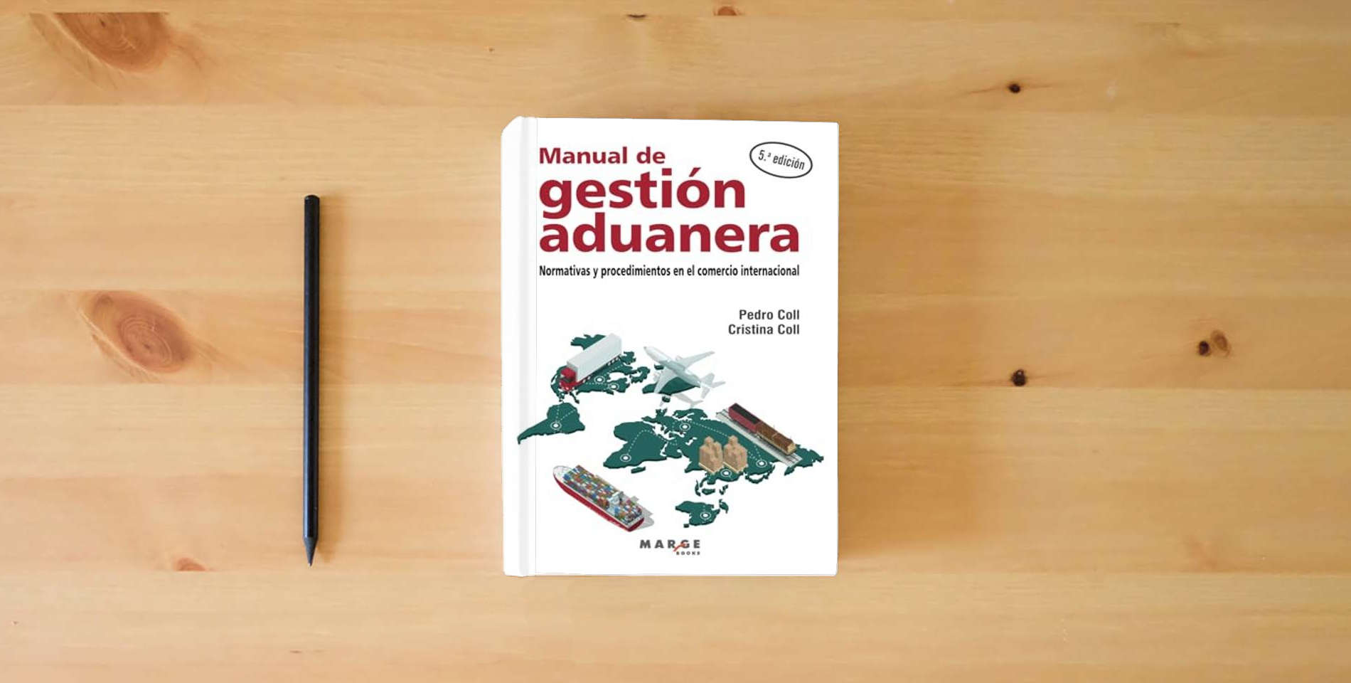The book Manual de gestión aduanera: Normativas y procedimientos en el comercio internacional: 0 (Gestión empresarial) is on the table