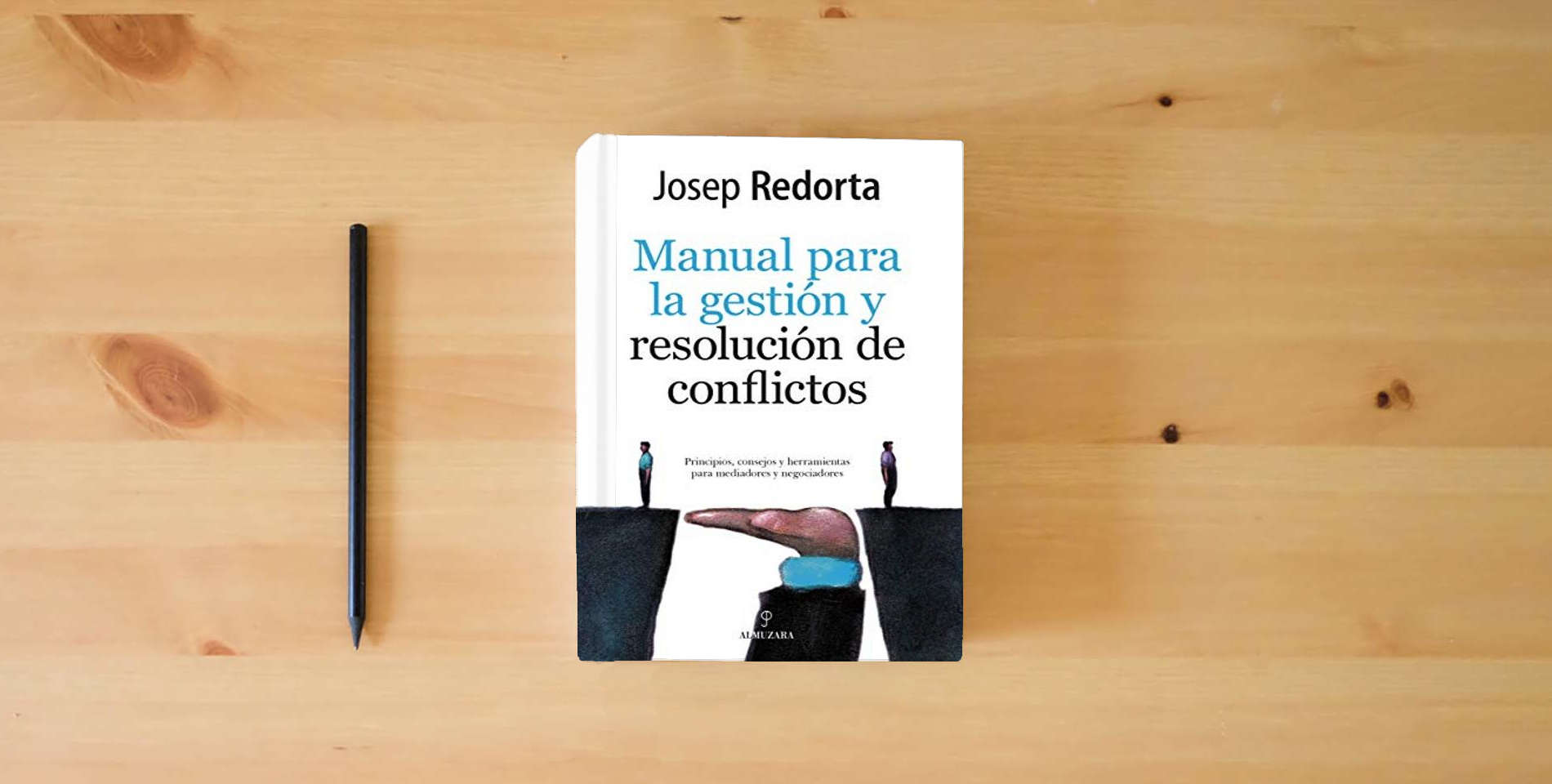 The book Manual De Gestión y resolución De Conflictos: Principios, consejos y herramientas para mediadores y negociadores (Sociedad actual) is on the table