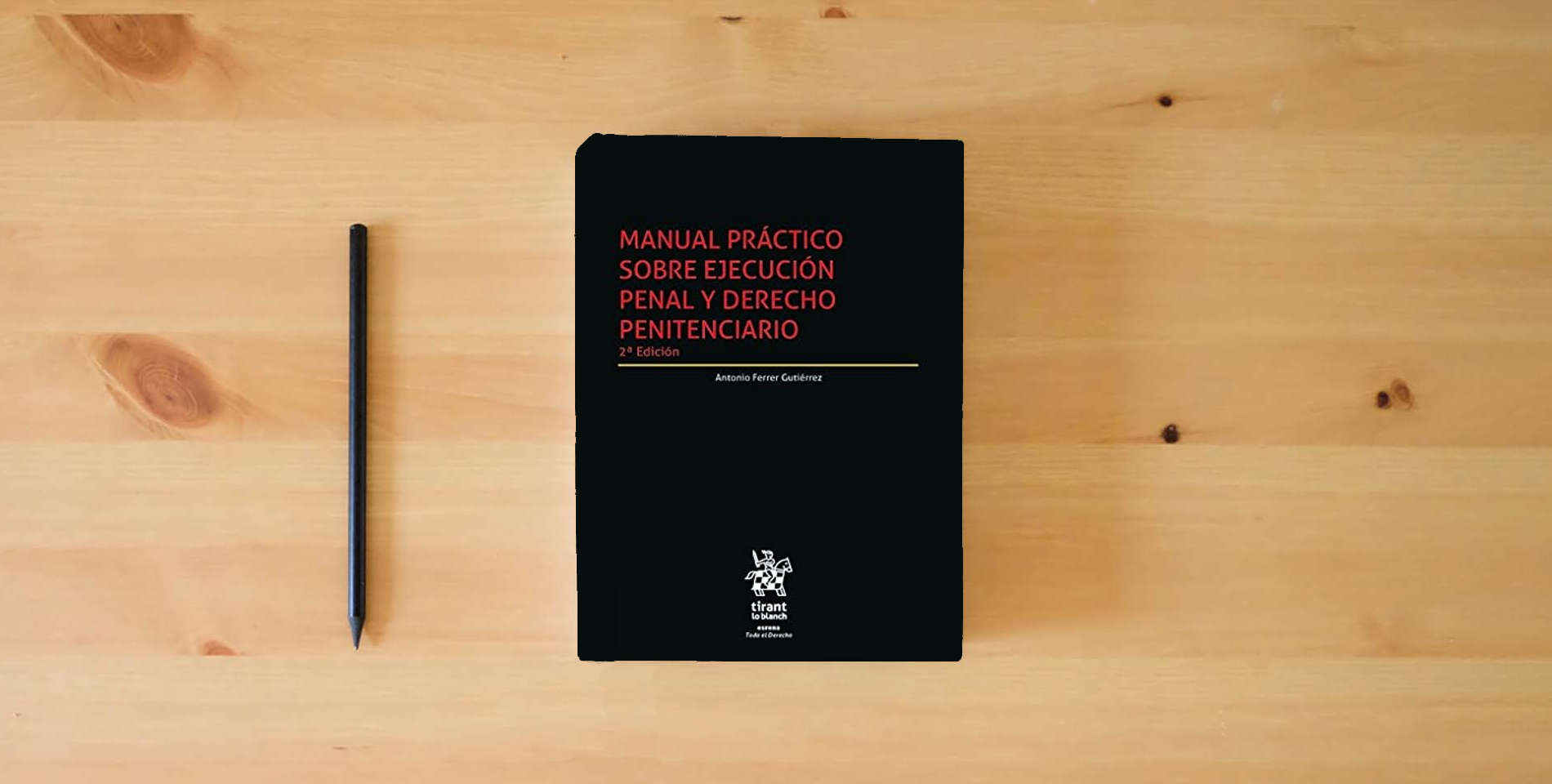 The book Manual práctico sobre ejecución penal y Derecho Penitenciario 2ª Edición: 1 (Esfera) is on the table