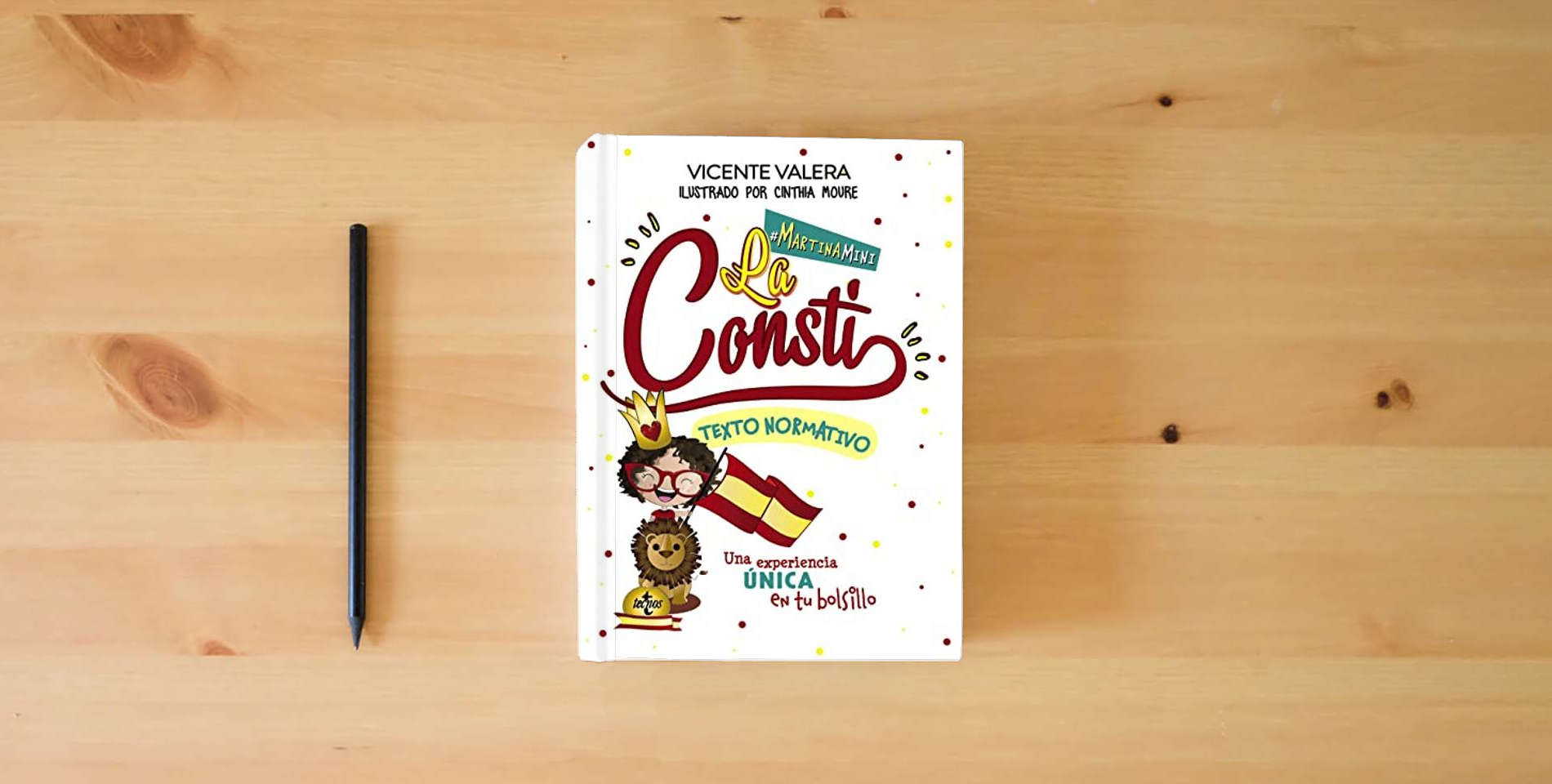 The book Martina mini. La Consti: La Constitución Española. Texto normativo (Derecho - Práctica Jurídica) is on the table