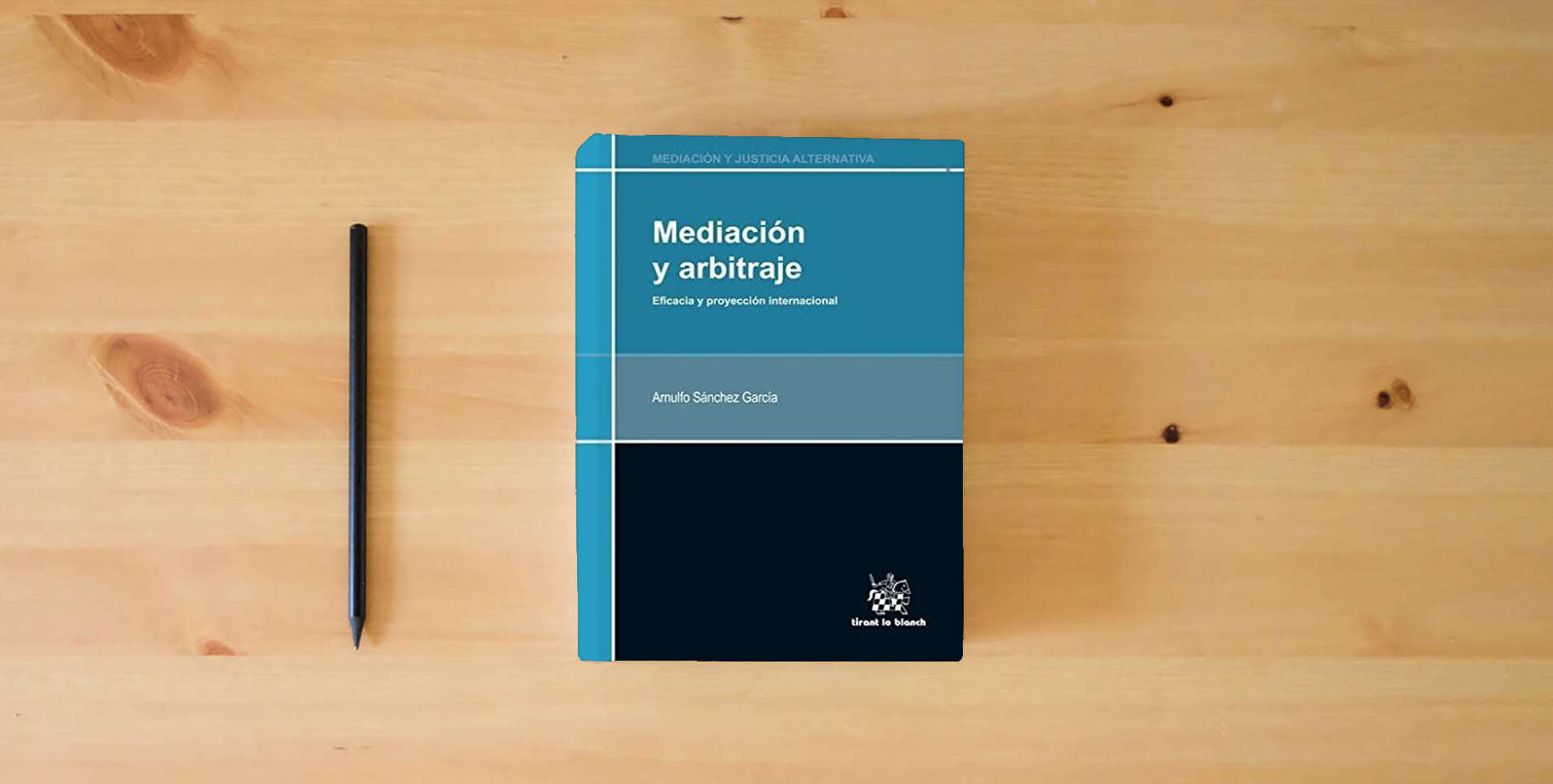 The book Mediación y arbitraje Eficacia y Proyeccion Internacional (Mediación y justicia alternativa -México-) is on the table